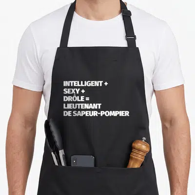 Tablier de cuisine noir avec le texte blanc intelligent sexy drôle égal lieutenant de sapeur-pompier imprimé au centre.