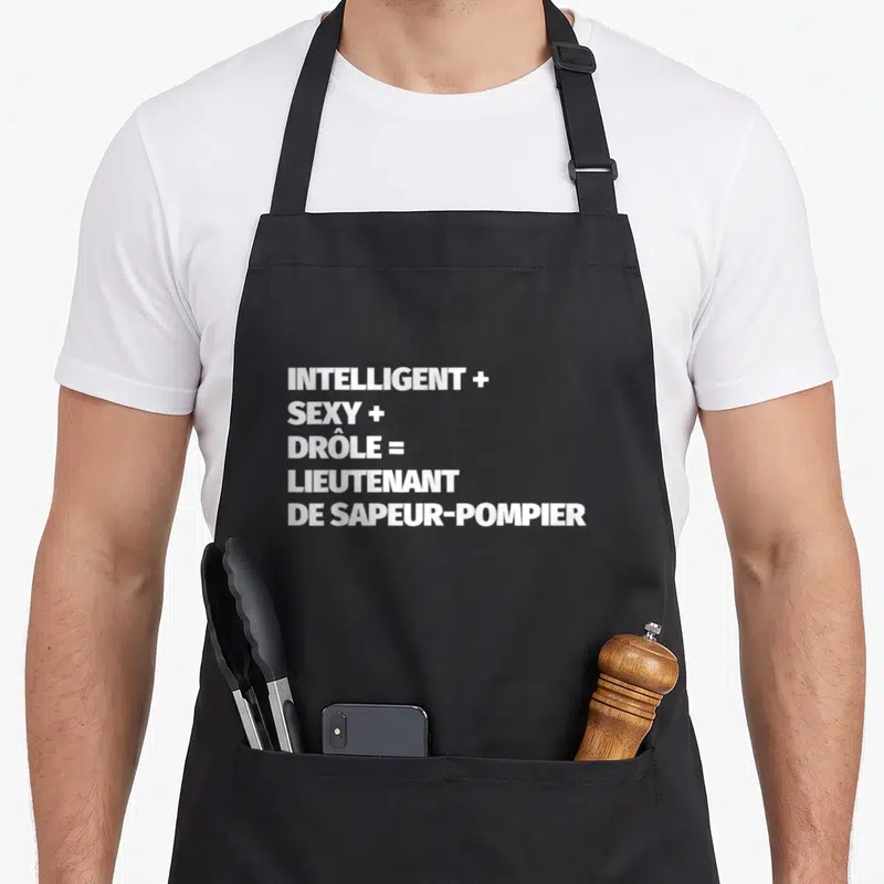 Tablier de cuisine noir avec le texte blanc intelligent sexy drôle égal lieutenant de sapeur-pompier imprimé au centre.
