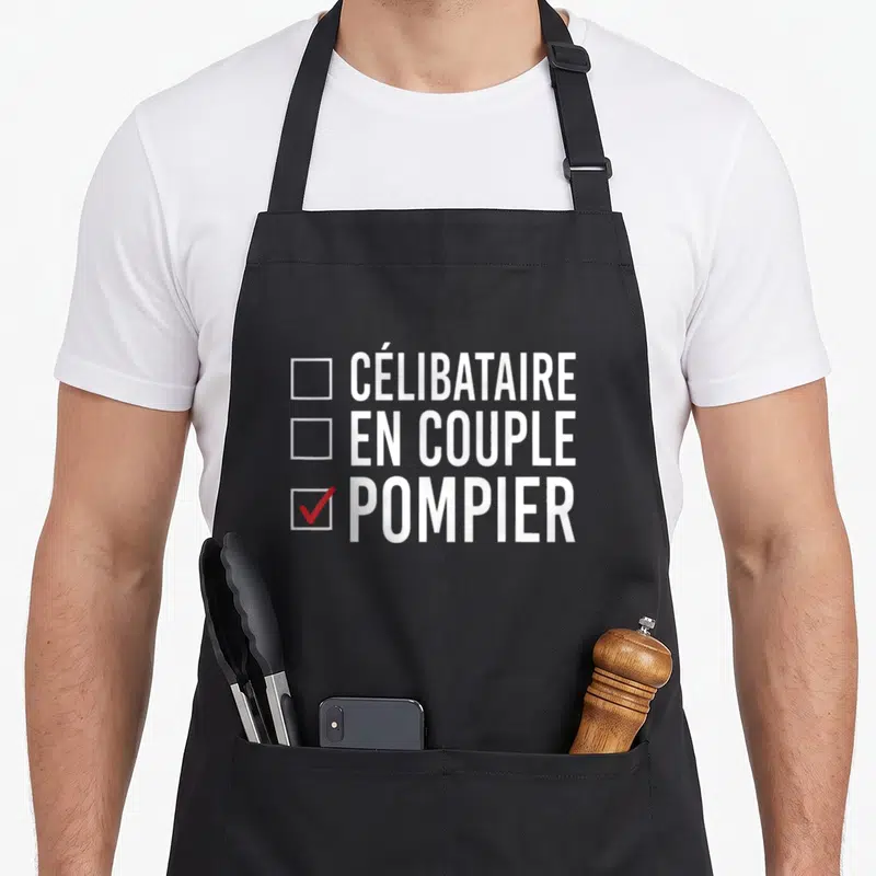 Tablier de cuisine noir avec une liste de cases à cocher et le mot Pompier surligné en rouge.