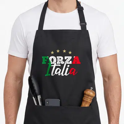Tablier de cuisine noir avec inscription Forza Italia aux couleurs vert blanc rouge et quatre étoiles dorées.