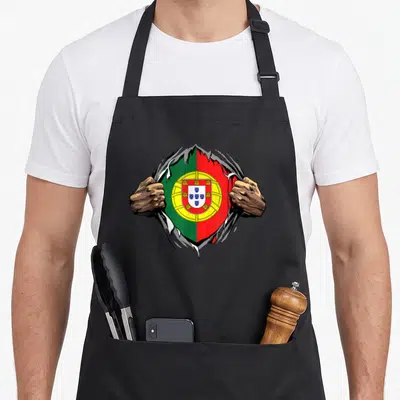 Tablier de cuisine noir avec illustration de mains déchirant le tissu pour révéler le drapeau du Portugal au centre.