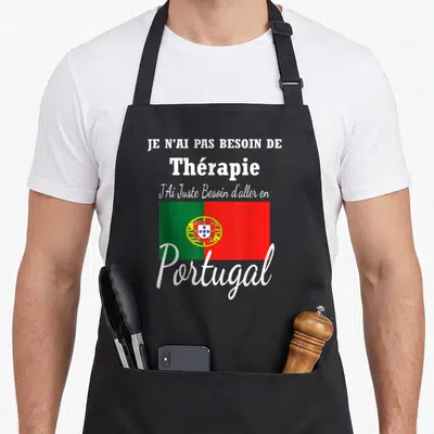 Tablier de cuisine noir avec le drapeau portugais et le texte blanc Je n'ai pas besoin de thérapie J'ai juste besoin d'aller en Portugal.