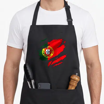 Tablier de cuisine noir avec le drapeau du Portugal imprimé en style graffiti rouge et vert.