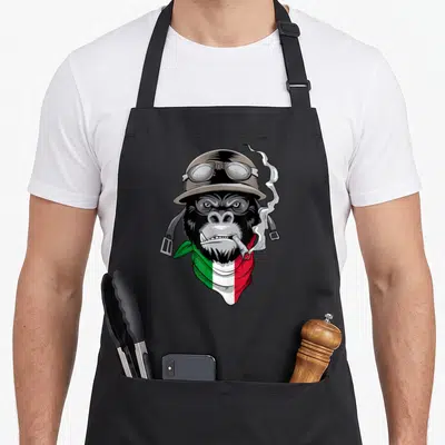 Tablier de cuisine noir avec illustration d'un gorille au casque et bandana aux couleurs du drapeau italien.