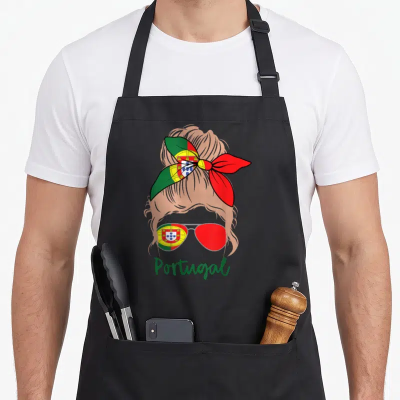 Tablier de cuisine noir avec illustration de fille portugaise blonde au bandano et lunettes aux couleurs du drapeau national.