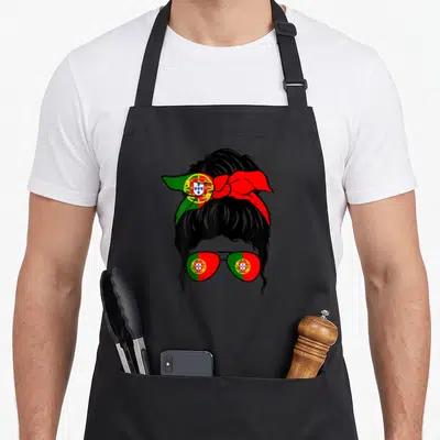 Tablier de cuisine noir avec illustration d'une femme au chignon et lunettes portant le drapeau du Portugal en vert et rouge.