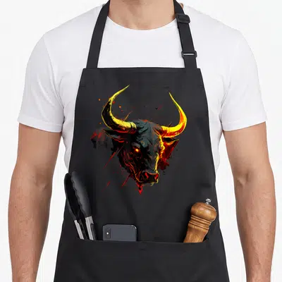 Tablier de cuisine noir avec tête de taureau aux cornes dorées et éclats rouges stylisés.