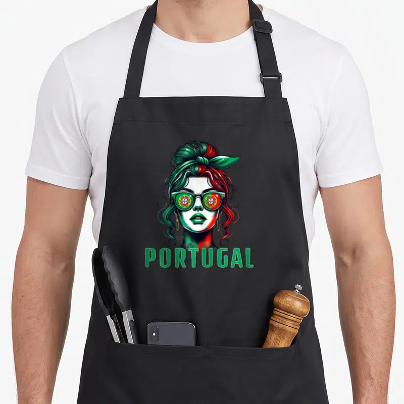 Tablier de cuisine noir avec une femme au chignon vert et rouge portant des lunettes à motifs portugais et l'inscription PORTUGAL.