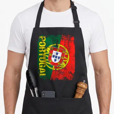 Tablier de cuisine noir avec drapeau Portugal vert rouge et texte PORTUGAL vertical jaune délavé.