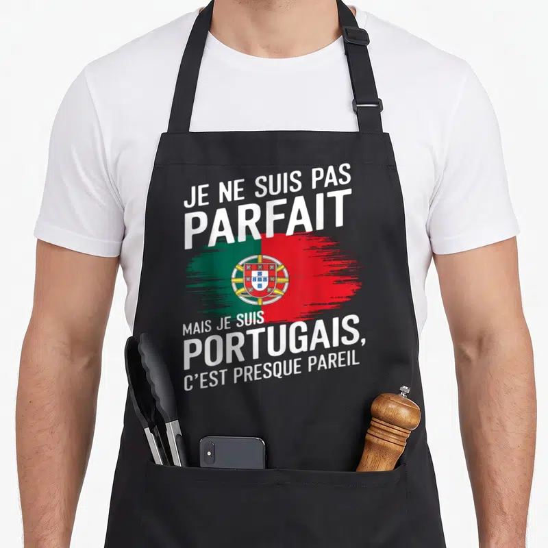 Tablier de cuisine noir avec le drapeau du Portugal et le texte Je ne suis pas parfait mais Portugais en blanc.