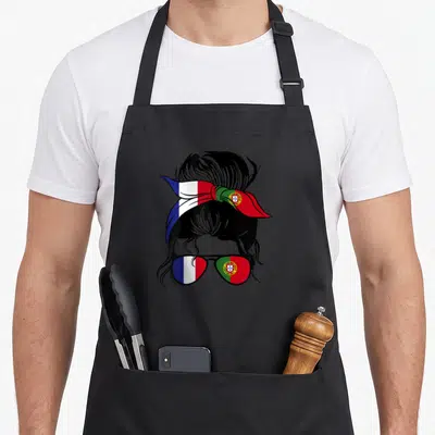 Tablier de cuisine noir avec illustration d'une femme au chignon portant un bandana et des lunettes aux couleurs des drapeaux français et portugais.