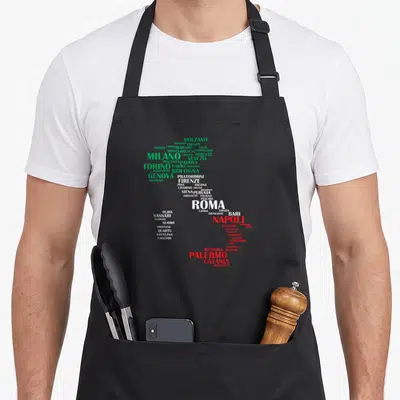 Tablier de cuisine noir avec une carte de l'Italie formée par les noms des villes en vert, blanc et rouge.