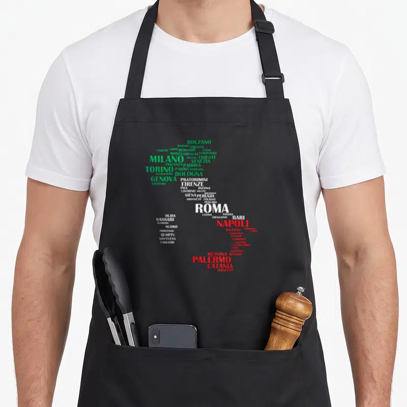 Tablier de cuisine noir avec une carte de l'Italie formée par les noms des villes en vert, blanc et rouge.