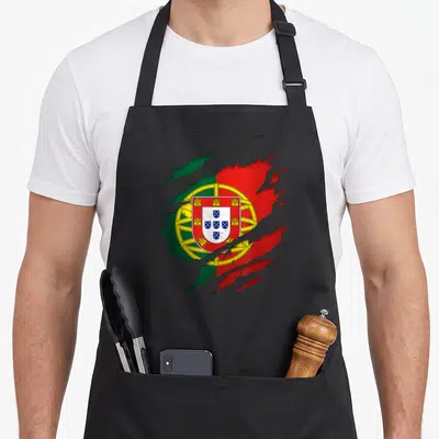 Tablier de cuisine noir avec un drapeau du Portugal stylisé en éclat et un blason central.