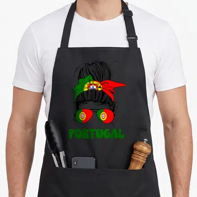 Tablier de cuisine noir avec chignon désordonné coiffé d'un bandana drapeau et lunettes aux couleurs nationales.