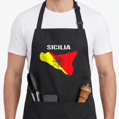 Tablier de cuisine noir avec la carte de la Sicile bicolore jaune et rouge et le mot SICILIA en blanc.
