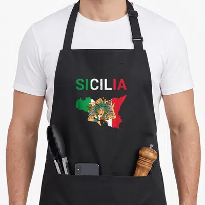 Tablier de cuisine noir avec inscription Sicilia et illustration d'une figure mythologique sur une carte de Sicile aux couleurs du drapeau italien.