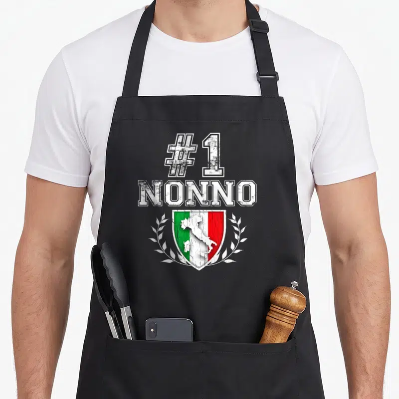 Tablier de cuisine noir avec l'inscription Number One Nonno et un blason au drapeau italien entouré de laurier.