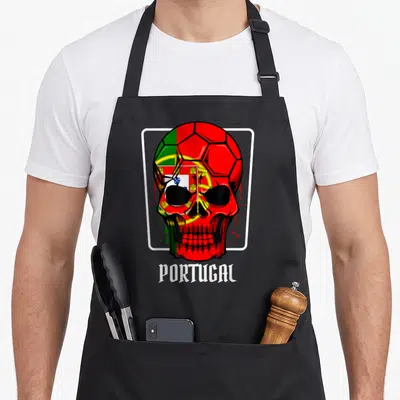 Tablier de cuisine noir avec illustration crâne rouge intègre drapeau vert et rouge et ballon de football au centre.