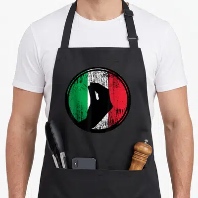 Tablier de cuisine noir avec main italienne fermée sur fond de drapeau Italia vert blanc et rouge dans un cercle.