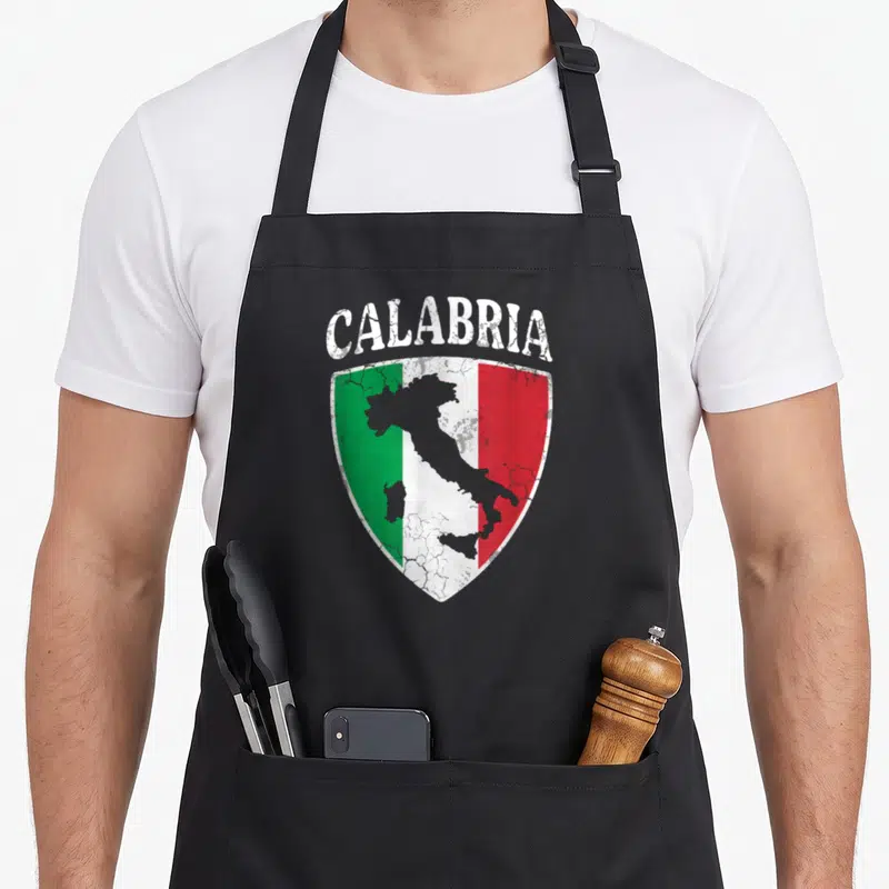 Tablier de cuisine noir avec blason Calabria drapeau italien vintage et silhouette carte paysage.