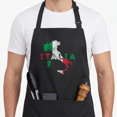 Tablier de cuisine noir avec une carte de l'Italie aux couleurs du drapeau et le mot Italia en lettres colorées.