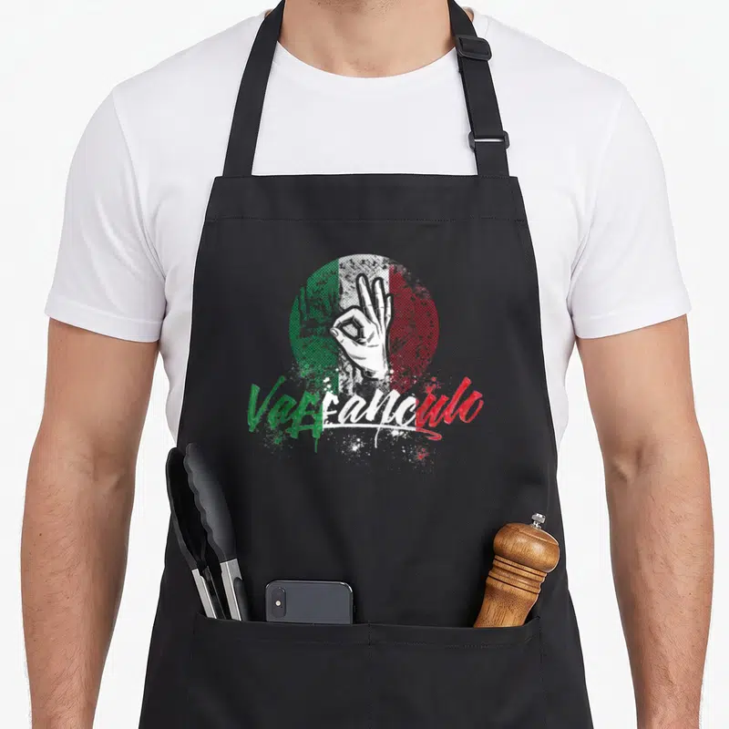Tablier de cuisine noir avec le mot Vaffanculo et une main italienne sur fond tricolore vert blanc rouge.