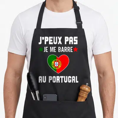Tablier de cuisine noir avec un cœur aux couleurs du drapeau portugais et un texte humoristique en blanc.