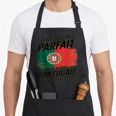 Tablier de cuisine noir avec le drapeau du Portugal et le texte Je ne suis pas parfait mais je suis Portugais c'est presque pareil.