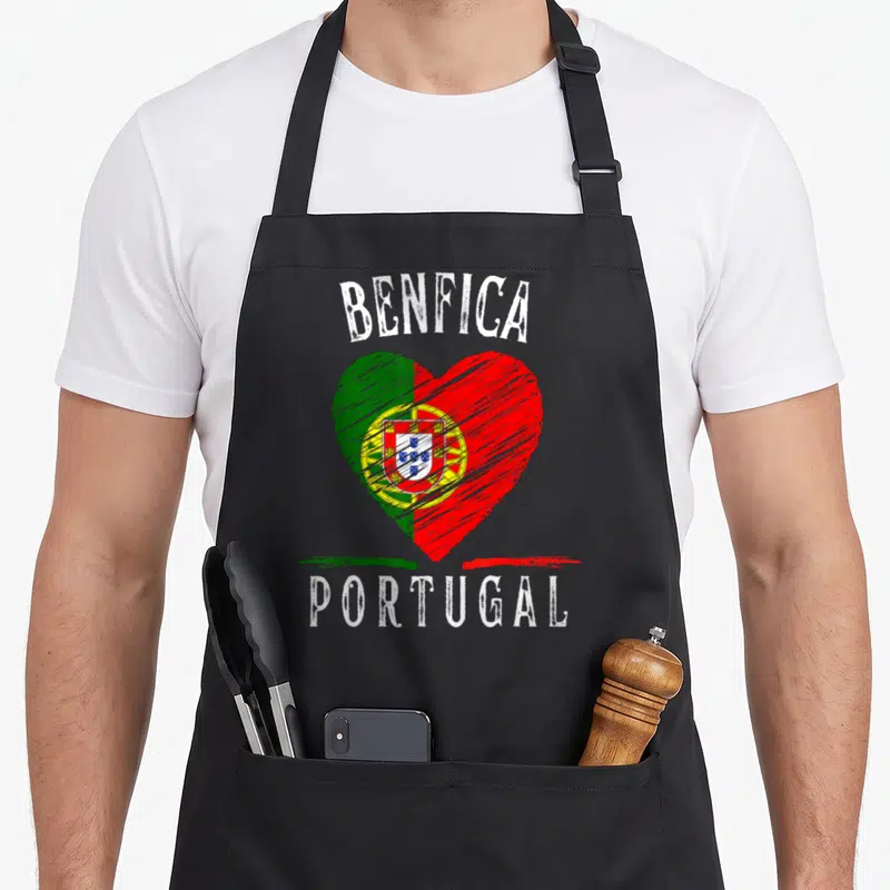 Tablier de cuisine noir avec un grand cœur aux couleurs du drapeau portugais et le texte Benfica au-dessus.