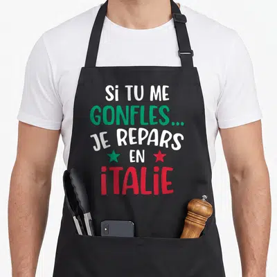 Tablier de cuisine noir avec inscription Si tu me gonfles je repars en Italie et deux étoiles colorées.