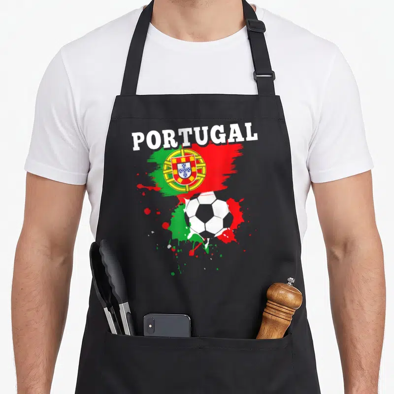 Tablier de cuisine noir avec le mot Portugal, un drapeau aux couleurs vertes et rouges et un ballon de football blanc au centre.