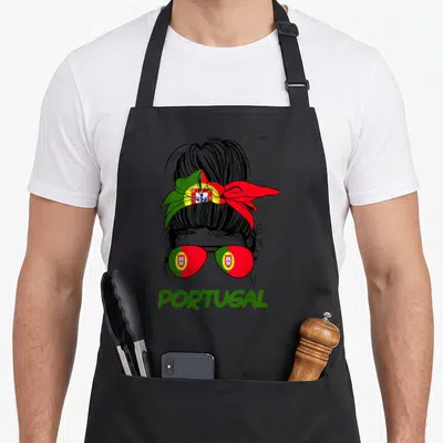 Tablier de cuisine noir avec illustration d'une femme au chignon et lunettes aux couleurs du drapeau portugais.