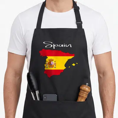 Tablier de cuisine noir avec carte de l'Espagne aux couleurs du drapeau et le mot Spain en écriture cursive blanche.