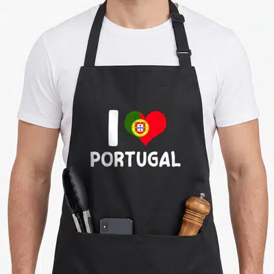 Tablier de cuisine noir avec un cœur aux couleurs du drapeau portugais et le texte I Love Portugal en blanc.