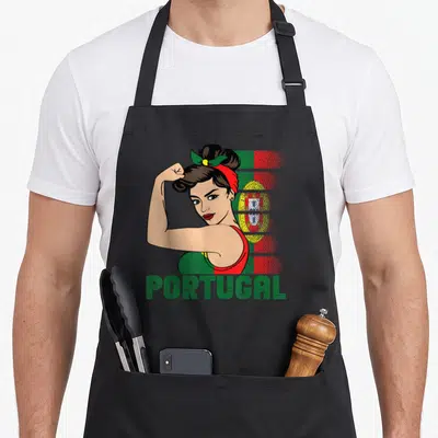 Tablier de cuisine noir avec illustration d'une femme musclée aux couleurs du Portugal et le texte PORTUGAL en bas.