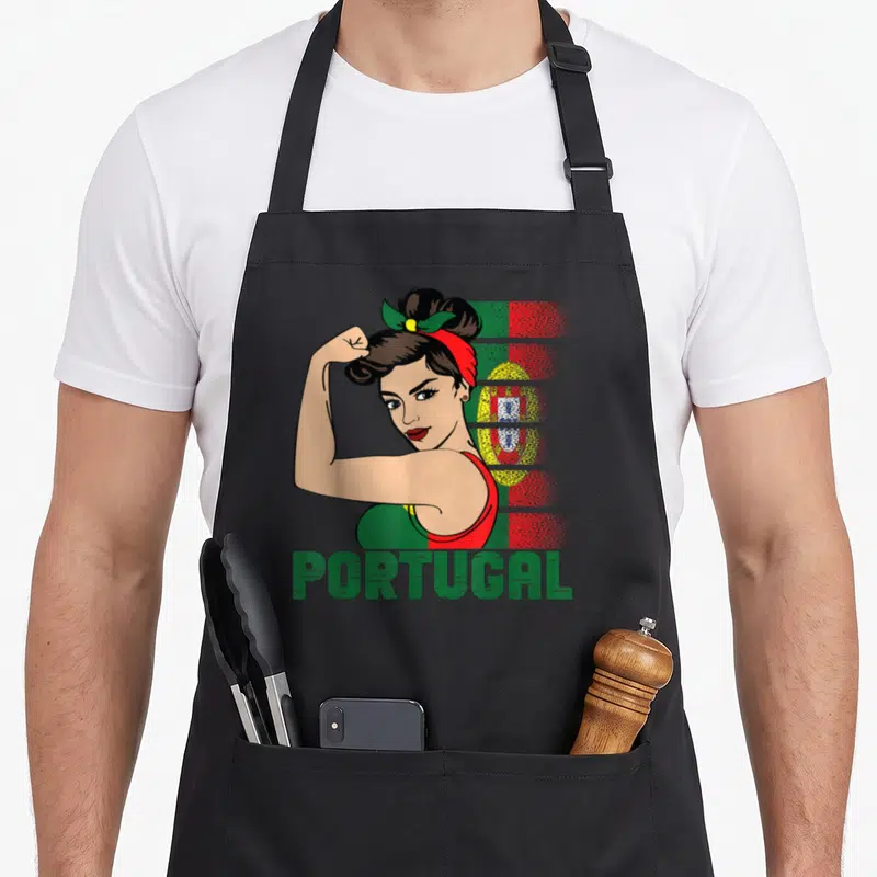 Tablier de cuisine noir avec illustration d'une femme musclée aux couleurs du Portugal et le texte PORTUGAL en bas.