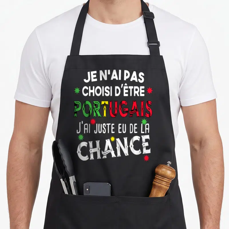 Tablier de cuisine noir avec l'inscription Je n'ai pas choisi d'être Portugais j'ai juste eu de la chance en typographie colorée.
