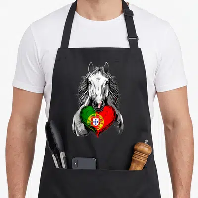 Tablier de cuisine noir avec un cheval blanc tenant un cœur aux couleurs du drapeau portugais.