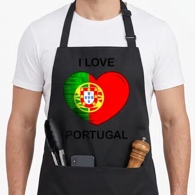 Tablier de cuisine noir avec un grand cœur vert et rouge intégrant le drapeau portugais et des textes noirs.