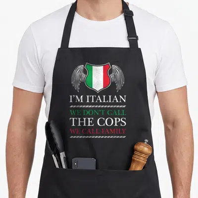 Tablier de cuisine noir avec blason italien aile et texte humoristique en anglais sur le devant.