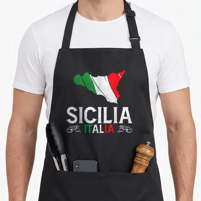 Tablier de cuisine noir avec carte de la Sicile aux couleurs du drapeau italien et le mot Sicilia Italia en blanc.