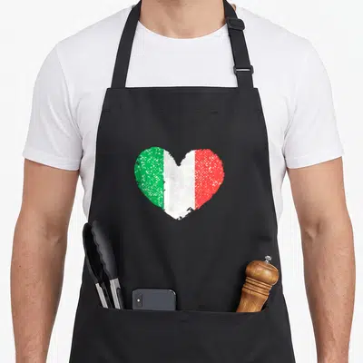 Tablier de cuisine noir avec un cœur représentant le drapeau italien aux couleurs vert blanc et rouge texturées.