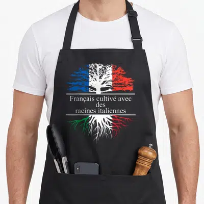 Tablier de cuisine noir avec un arbre stylisé aux couleurs du drapeau français et italien et une inscription bilingue sur le torse.