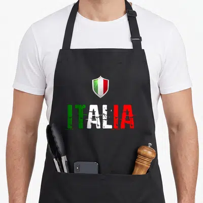 Tablier de cuisine noir avec inscription Italia aux couleurs du drapeau italien et un petit blason au-dessus du texte.