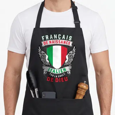 Tablier de cuisine noir avec un blason affichant le drapeau italien encadré de deux ailes blanches et du texte Français de naissance.