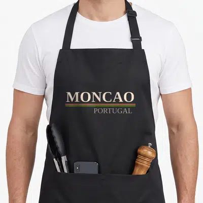 Tablier de cuisine noir avec l'inscription Moncao Portugal et deux fines bandes horizontales vertes et rouges.