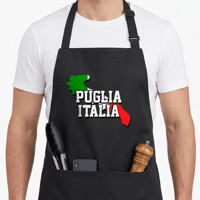 Tablier de cuisine noir avec carte de la Puglia aux couleurs du drapeau italien et texte blanc Puglia Italia.