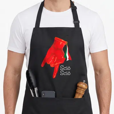Tablier de cuisine noir avec main rouge formant le signe Scio Scio ornée d'une petite corne tricolore italienne.