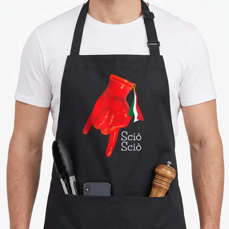 Tablier de cuisine noir avec main rouge formant le signe Scio Scio ornée d'une petite corne tricolore italienne.